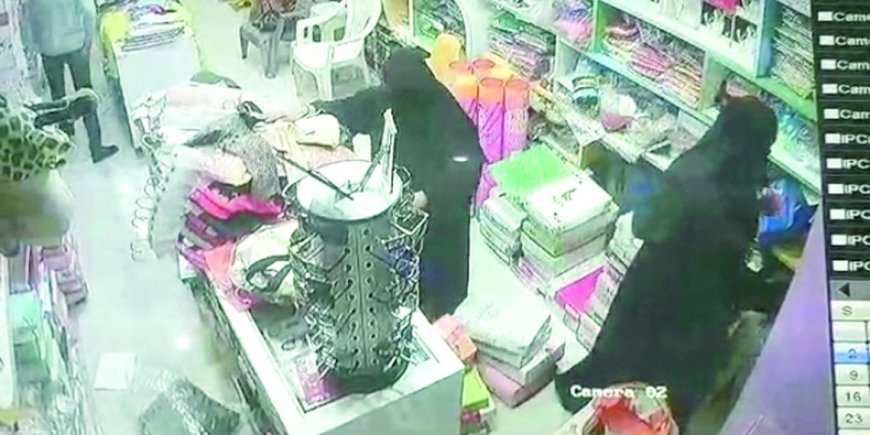 बीडमध्ये कपड्याच्या दुकानात चोरी करताना दोन महिला सीसीटीव्ही कॅमेऱ्यात कैद